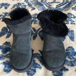 Ugg boots in black, size 8